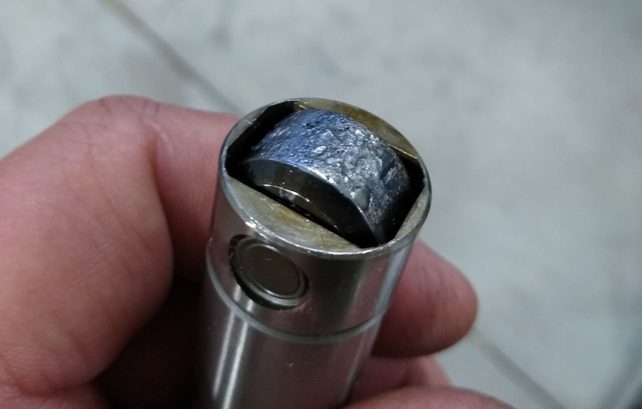 Failed LS roller lifter that can damage the camshaft and contaminate the engine